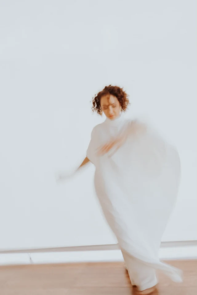 Ingrid em um movimento de dança