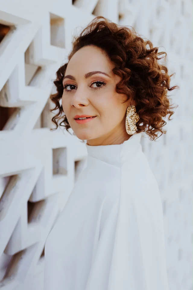 Retrato de Ingrid olhando para a câmera